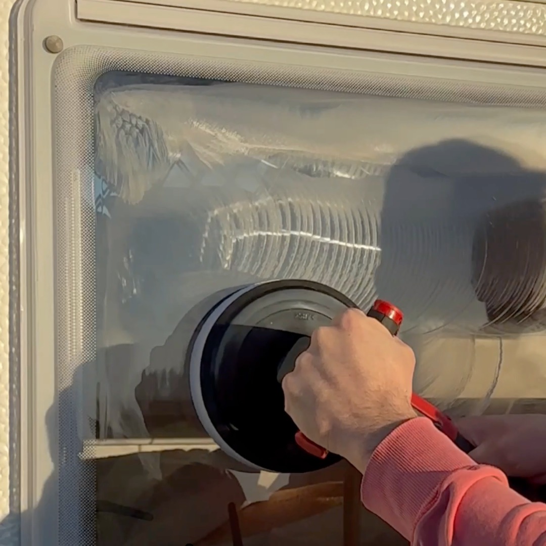 Acrylfenster am Camper polieren